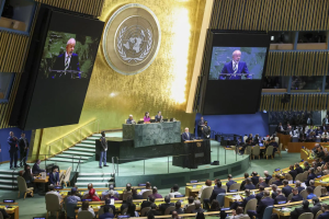 O presidente do Brasil, Luiz Inácio Lula da Silva, discursando na 80ª sessão da Assembleia Geral da ONU, nesta terça-feira (23) (Foto: EFE/EPA/SARAH YENESEL)
