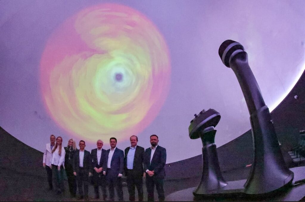 O governador Carlos Massa Ratinho Junior assinou nesta segunda-feira (29), durante a missão internacional à Alemanha, uma parceria com a Carl Zeiss para compra do equipamento de projeção para o novo planetário do Governo do Paraná. Com investimento de seis milhões de euros (cerca de R$ 37,2 milhões na cotação atual), a nova estrutura, que será instalada no Parque da Ciência Newton Freire Maia, em Pinhais, na Região Metropolitana de Curitiba (RMC), será a mais moderna da América Latina Foto: Jonathan Campos/AEN